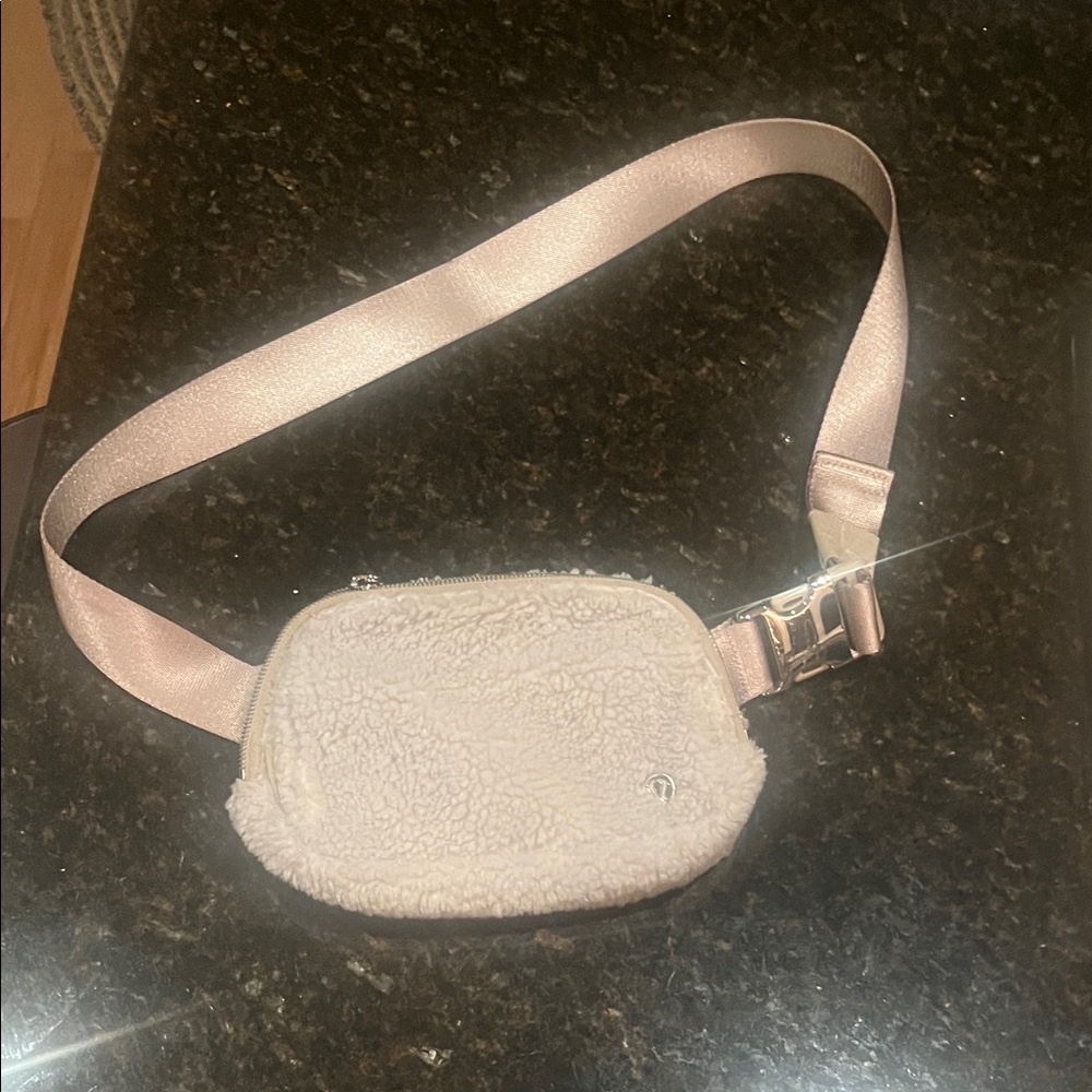 Lululemon sherpa beltbag